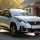 Peugeot 2008 moderne en vente dans une allée résidentielle lumineuse