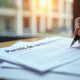 Piles de documents permis de construire signés par une main
