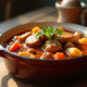 Ragoût de lapin en sauce servi dans un plat rustique